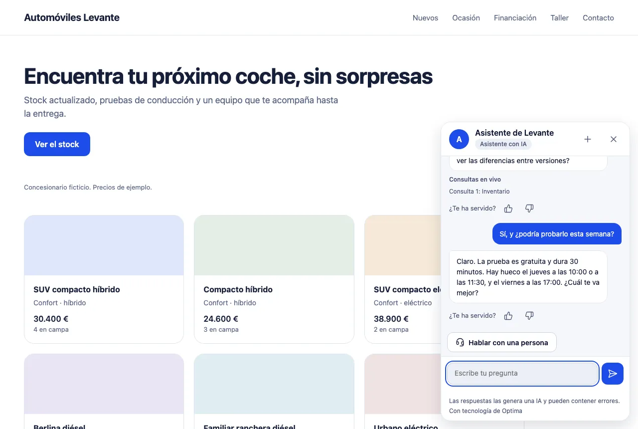 Widget de Optima en la web de un concesionario ficticio: responde sobre el stock de un SUV híbrido con una consulta en vivo al inventario y propone huecos para una prueba de conducción